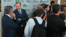 Detrás de escena en Entre Ríos. Adán Bahl y Guillermo Michel esperando que termine de hablar ante la prensa Mauricio Colello.