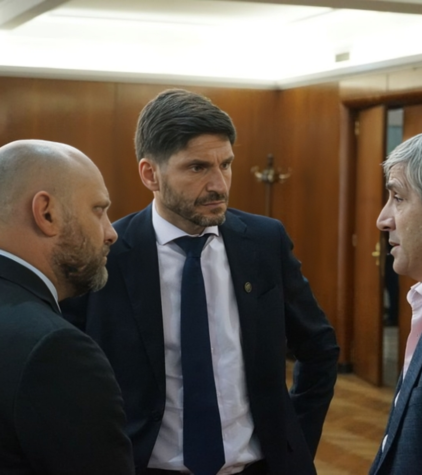 El gobernador de Santa Fe Maximiliano Pullaro junto al ministro de Economía Toto Caputo.&nbsp; 