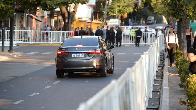 postal atipica frente a la legislatura en la previa del discurso de kicillof