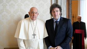 El papa Francisco y Javier Milei.