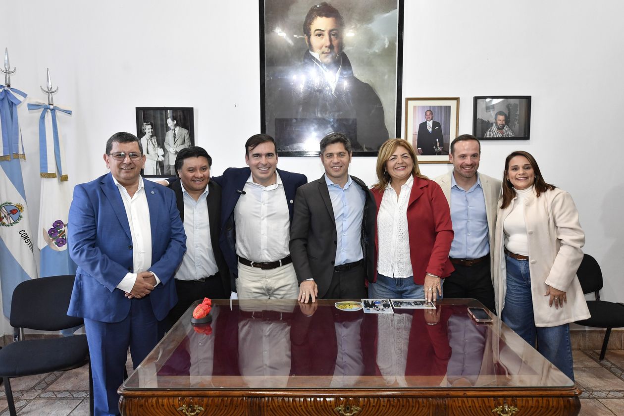 Axel Kicillof junto a los intendentes peronistas de Corrientes.