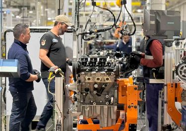 Toto Caputo festeja: la actividad económica del INDEC se revisó al alza.