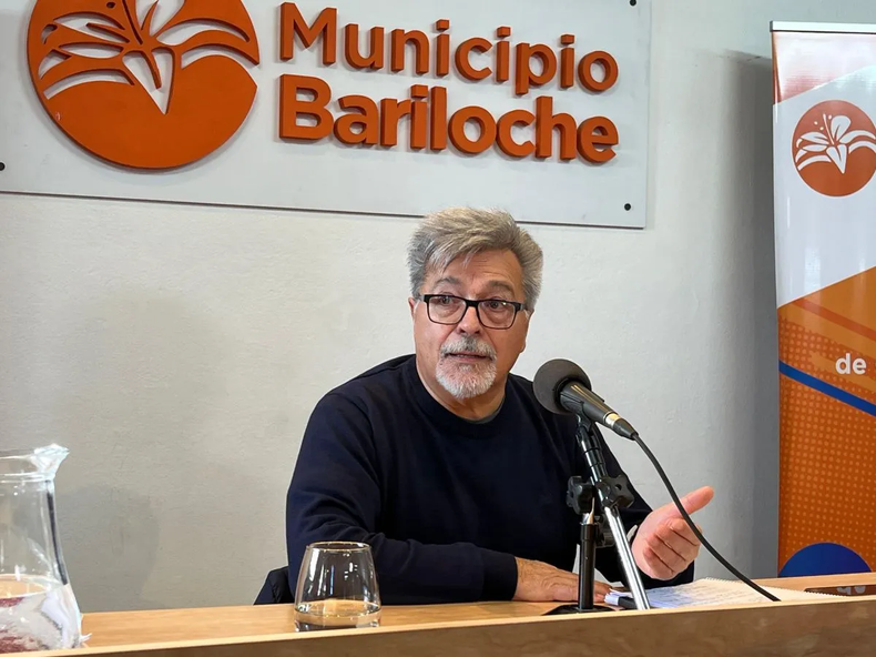 El abogado Ricardo Mendaña, representante de Bariloche en la causa, durante la conferencia de prensa organizada por el municipio.