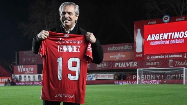 con centro de moyano, malaspina se acerca al presidente y acaricia la liga