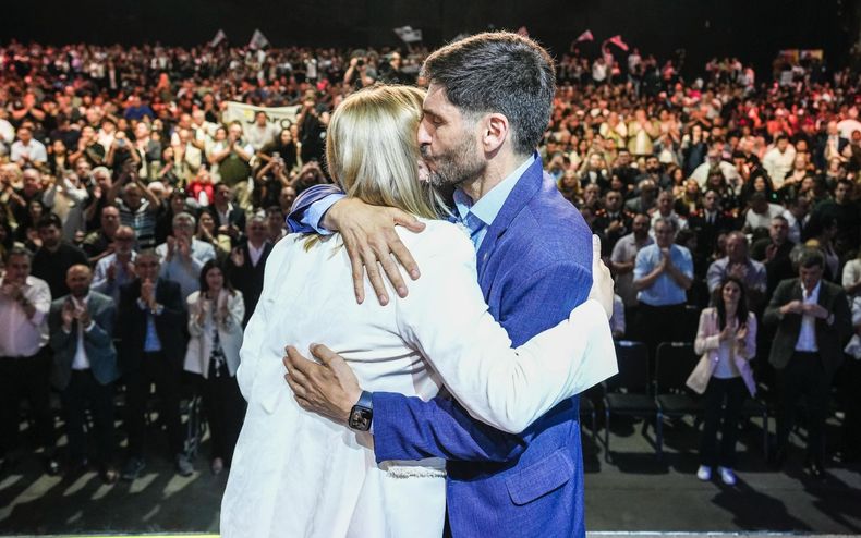 Maximiliano Pullaro abraza a su vicegobernadora y candidata a diputada en Santa Fe, Gisela Scaglia.