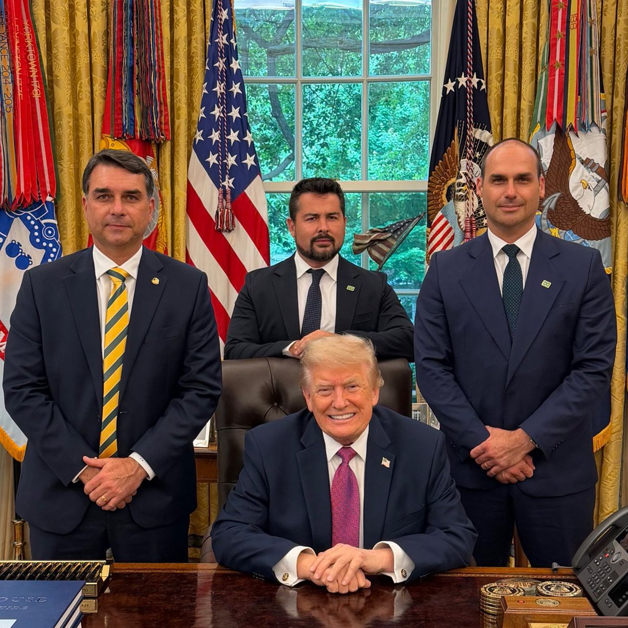 Fl&aacute;vio y Eduardo Bolsonaro, adem&aacute;s del influencer derechista Paulo Figueiredo, posaron en mayo junto a Donald Trump en el Sal&oacute;n Oval.