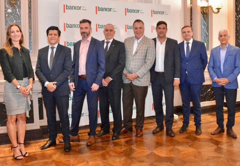 Daniel Tillard, Raúl Paolasso y el directorio de Bancor. 