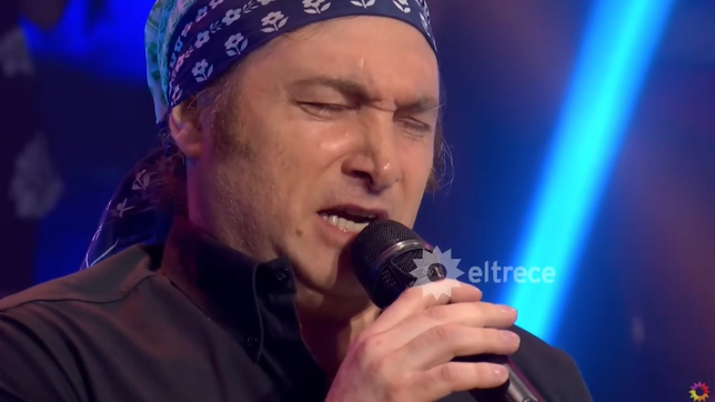 Javier Milei cantando en un programa de televisión