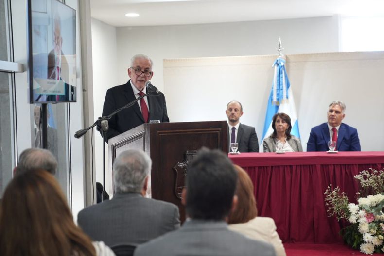 Luis Angulo,  con Martín Llaryora, en la apertura del año judicial de Córdoba