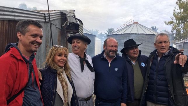 El radical Leandro Altolaguirre junto a Sandra Fonseca (Comunidad Organizada), el senador Daniel Kroneberger y Juan Carlos Tierno. Parte de la oposición de La Pampa busca amucharse en una sola boleta para vencer al peronismo.