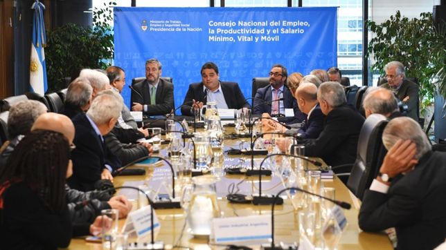 triaca subio el salario minimo por debajo de la inflacion y en 4 cuotas