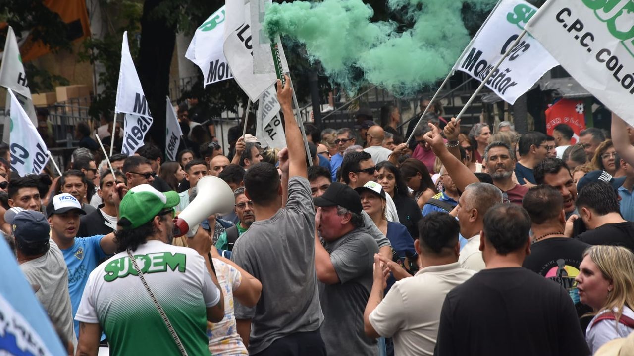 Los gremios estatales de Córdoba marchan contra la reforma previsional de Martín Llaryora