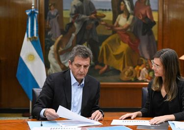 El señor de los Alivios: entre poda y poda, Massa da aumento y bono a jubilados