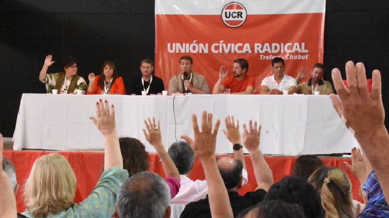 Dami&aacute;n Biss culmin&oacute; su mandato en el radicalismo provincial y asumi&oacute; Gustavo Menna. FOTO: Mariano Izquierdo.