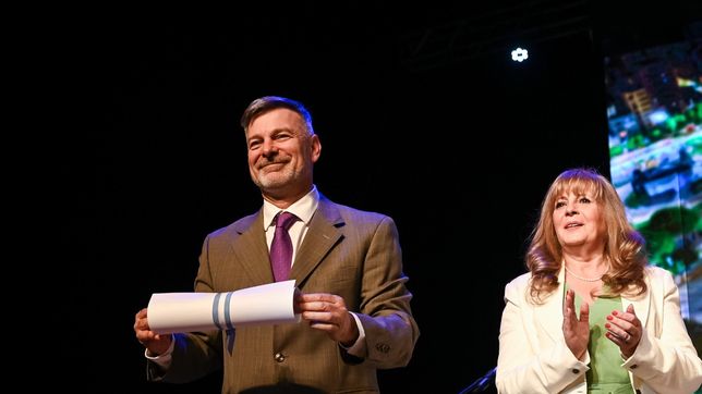 Pretto cuando recibió el diploma que lo procalamó como viceintendente electo de Córdoba.