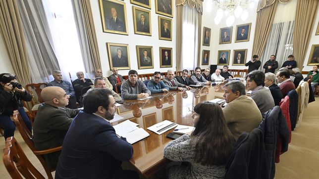 El ministro de Gobierno y Trabajo, Manuel Troncoso, y el presidente de la Caja de Jubilaciones de Entre Ríos, Gastón Bagnat, junto a los representantes sindicales en el momento de presentarles la reforma propuesta por el gobierno del gobernador Rogelio Frigerio.