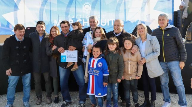 ferraresi entrego viviendas y creditos en mar chiquita