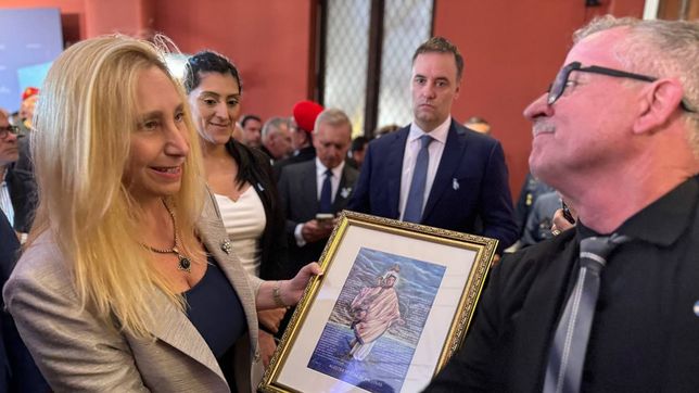 karina lo hizo de nuevo: cambio el nombre del salon de los pueblos originarios