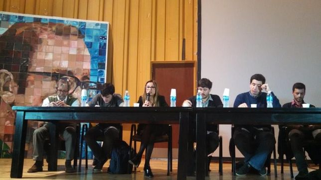 debate de jovenes de distintos partidos politicos en la uba