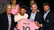 Lionel Messi, junto a Jorge Mas, presidente del directorio de Pumpco, José Mas y David Beckham