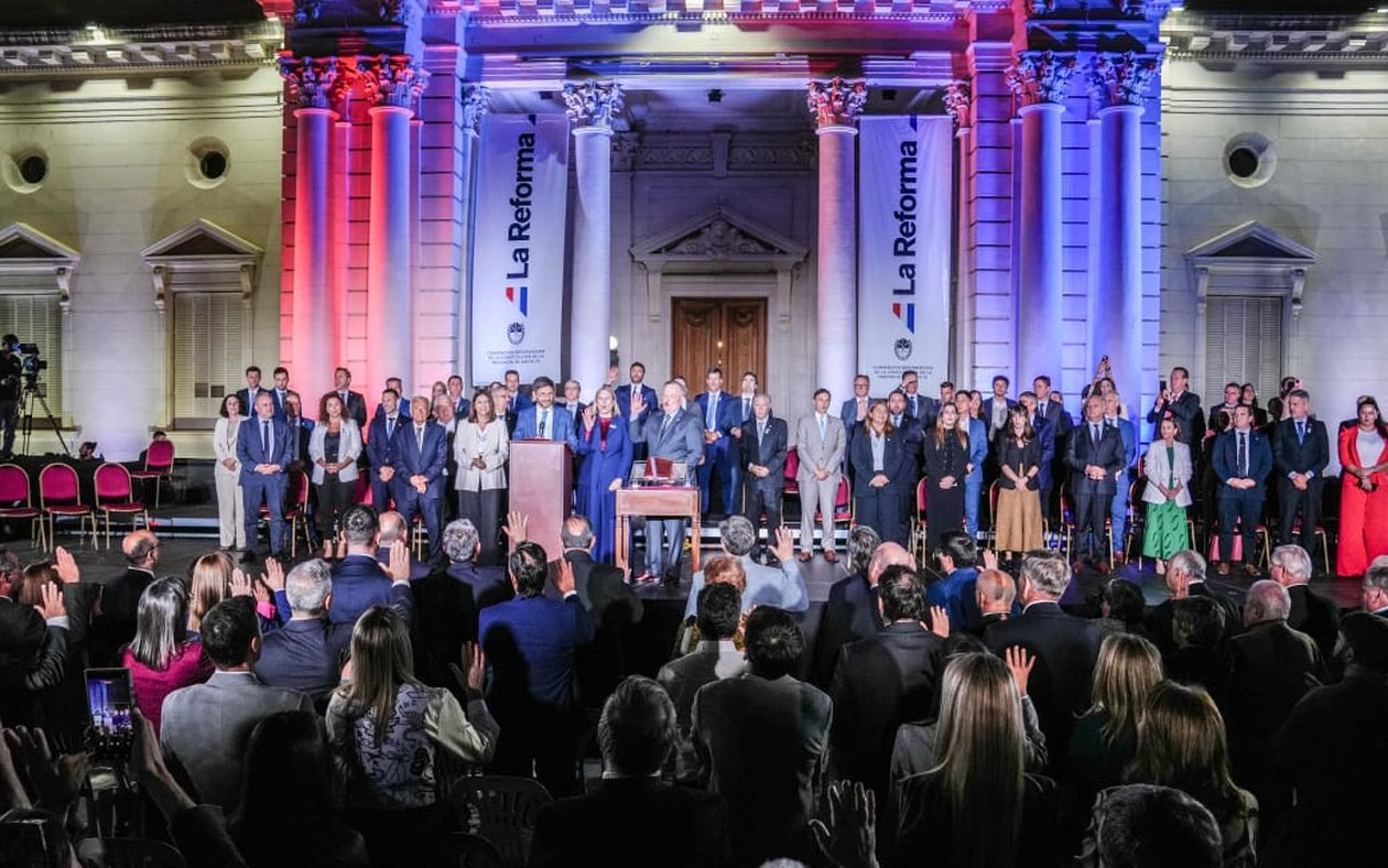 Reforma constitucional: ganó la política en Santa Fe. En la foto, Pullaro rodeado de la dirigencia con el nuevo texto de la Constitución.