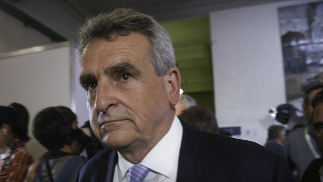 Agustín Rossi quiere buscar al electorado kirchnerista pero no consigue el aval de CFK.