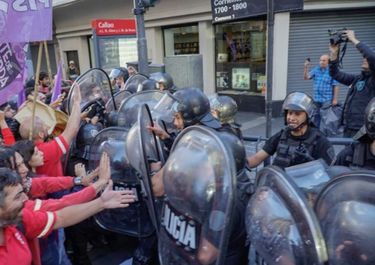 Reprimen a manifestantes para despejar una esquina del centro porteño