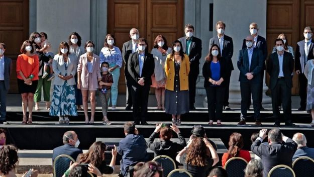 Con mayoría de mujeres, Boric anunció su gabinete en Chile