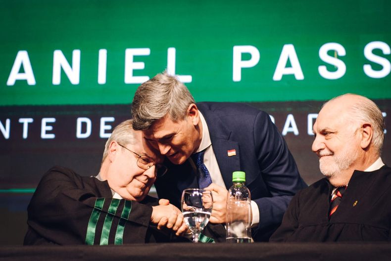 Daniel Passerini saluda al arzobispo de C&oacute;rdoba, &Aacute;ngel Rossi, durante la entrega del doctorado Honoris Causa.