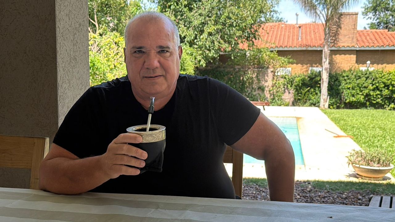 Julián Galdeano, disfrutando del patio de su casa ubicada en la localidad santafesina de Funes