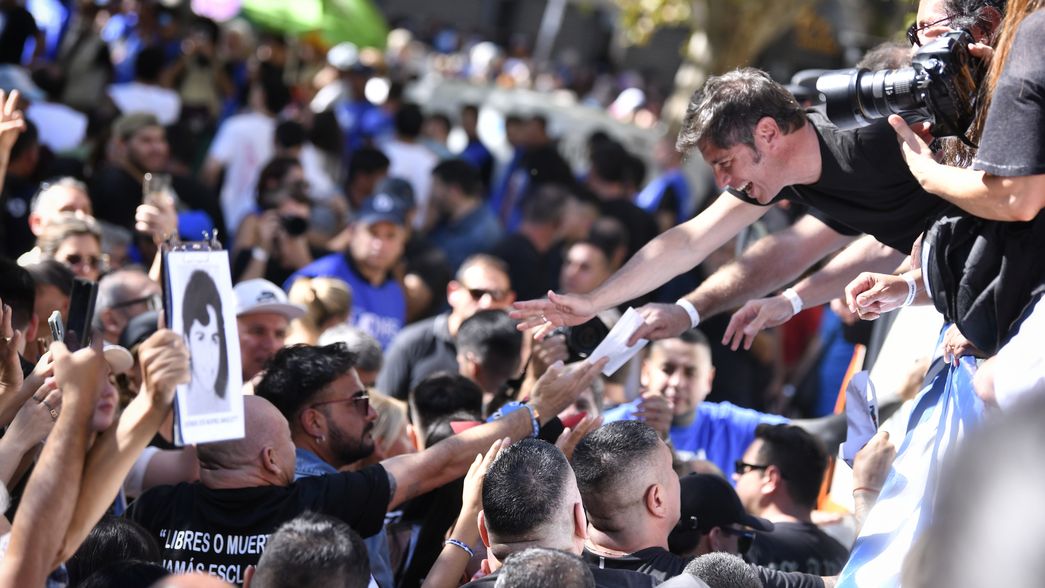 Axel Kicillof sale de la sede de Madres para ir a la Plaza de Mayo.