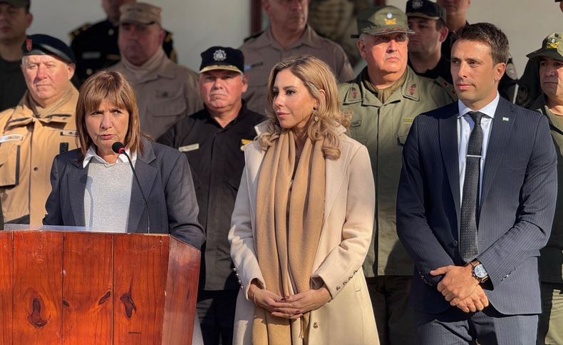 Patricia Bullrich junto a Romina Diez y Juan Pedro Aleart.
