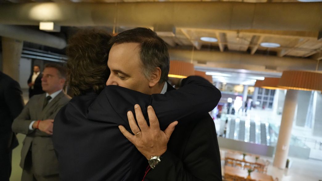 Abrazo entre Javier Milei y Manuel Adorni.&nbsp;
