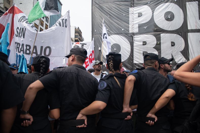 Movimientos sociales y la Policía.jpeg