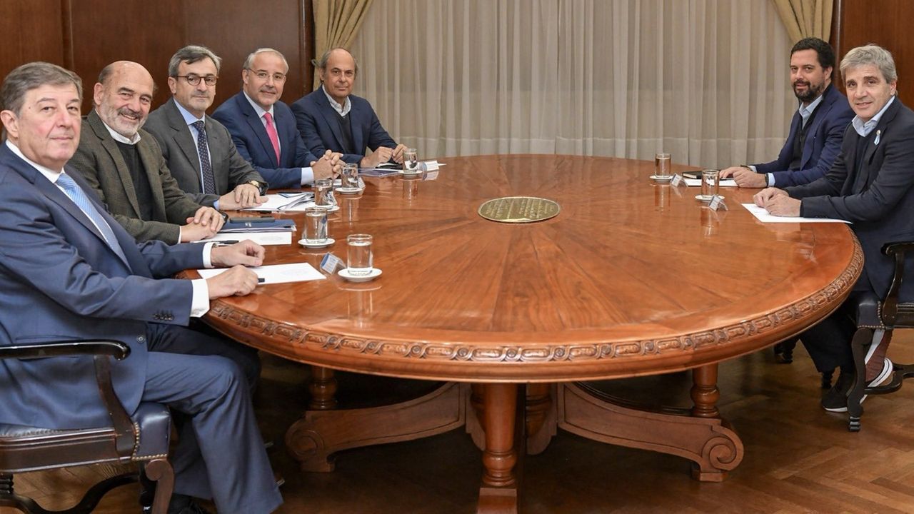 Toto Caputo recibió a Martín Rappallini e integrantes del Comité Ejecutivo de la UIA