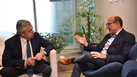 Fernández viaja a Uruguay para apoyar al candidato del Frente Amplio