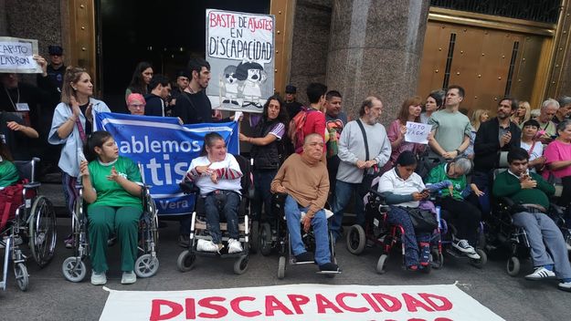 toto caputo, epicentro de la protesta: discapacitados e intendentes se turnan para reclamar frente a economia toto caputo, epicentro de la protesta: discapacitados e intendentes se turnan para reclamar frente a economia