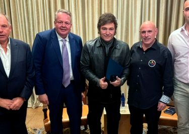 Javier milei y El Lobista Barry Bennet en un encuentro con el magnate Rob Citrone, beneficiario del rescate de Estados Unidos a la Argentina.