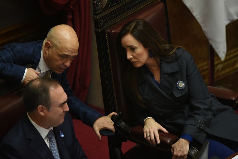 Victoria Villarruel con Bartolomé Abdala y Rubén Giustinian, líderes de La Libertad Avanza en el Senado, donde debe tratarse Ficha limpia.&nbsp;