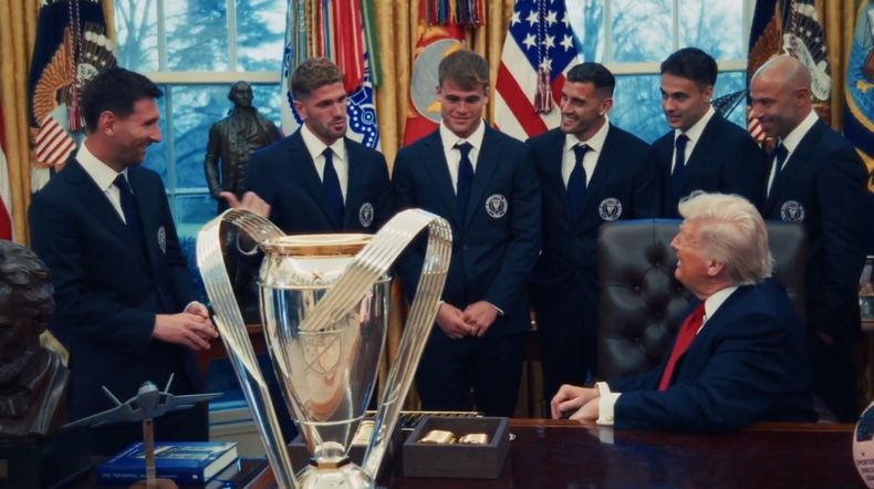 Lionel Messi, Rodrigo De Paul, Javier Mascherano y el Inter Miami en pleno visitaron a Donald Trump en la Casa Blanca tras obtener el título en la MLS. Lionel Messi, Rodrigo De Paul, Javier Mascherano y el Inter Miami en pleno visitaron a Donald Trump en la Casa Blanca tras obtener el título en la MLS.