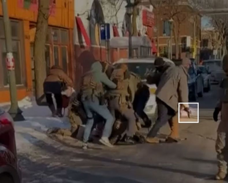 Un agente se lleva el revólver que portaba Pretti, desarmado cuando fue ejecutado a quemarropa.