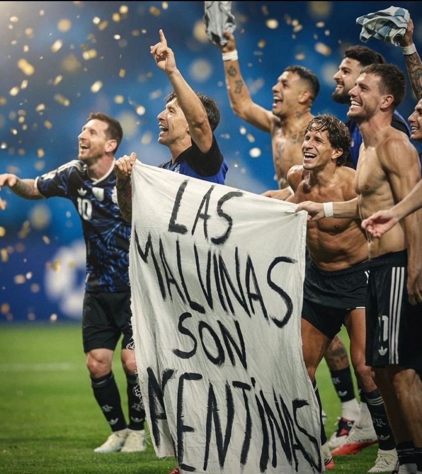Los jugadores de la Selección con la bandera de Malvinas, un acto que descolocó al gobierno de Javier Milei.&nbsp;