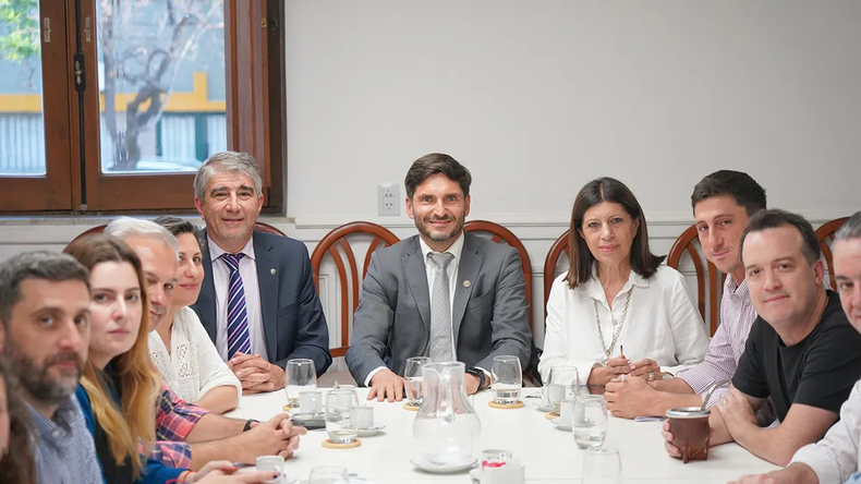 El socialismo encara una negociación con Maximiliano Pullaro para ver si se suma al armado de los gobernadores.