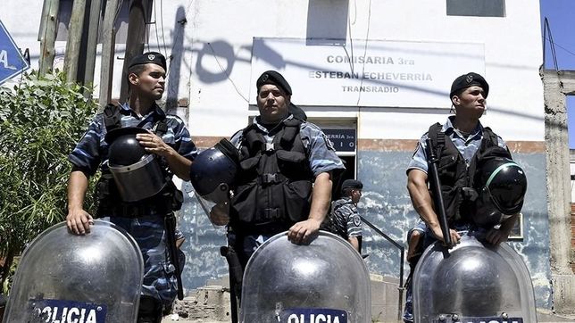 a casi un mes de la masacre de la comisaria, ritondo desafecto a cinco policias