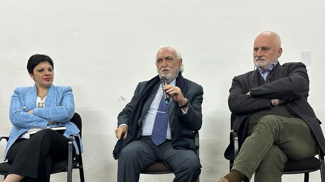 gil lavedra presento su libro sobre el juicio a las juntas militares en lomas