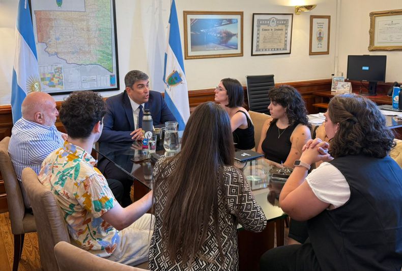 Bensusán abrió las puertas de su despacho a Greenpeace y otras organizaciones ambientalistas que se oponen al proyecto libertario.