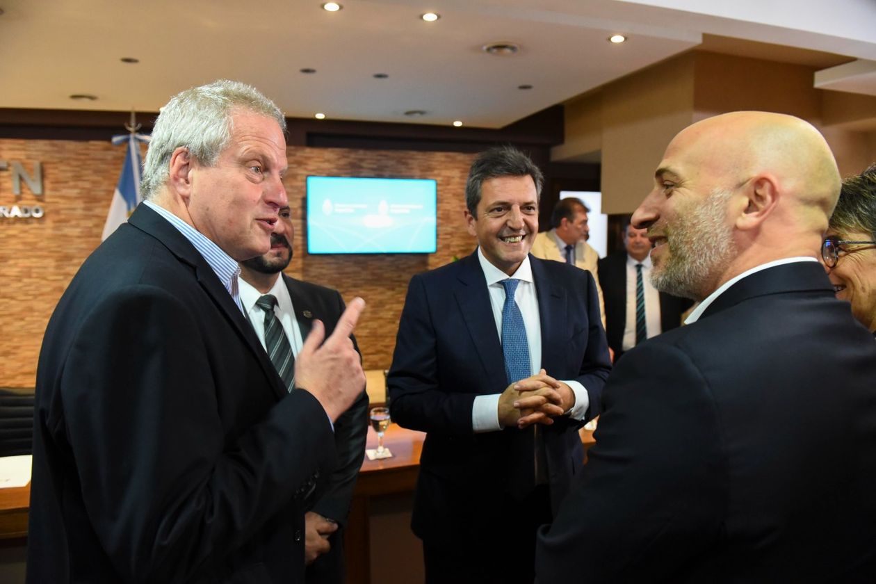 Sergio Massa dialoga con el Emiliano Yacobitti (semi de espalda) y el ministro Jaime Perczyk.