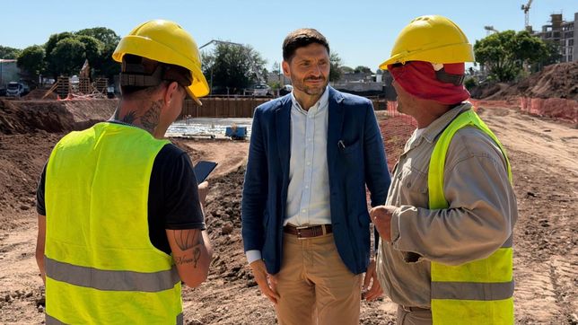 Maximiliano Pullaro, recorriendo la obra del Centro Acuático Provincial, una de las del plan Recuperar Rosario.