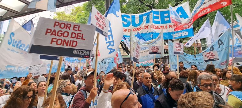 Gremios de docentes, estatales y médicos salieron a respaldar el reclamo de Kicillof por los fondos previsionales