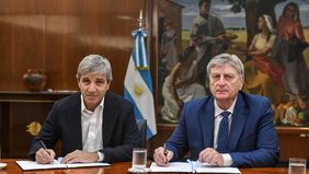 Ziliotto firmó  con cara de pocos amigos el Plan Canje con Toto Caputo. Ahora, la Nación cambió las reglas de juego.